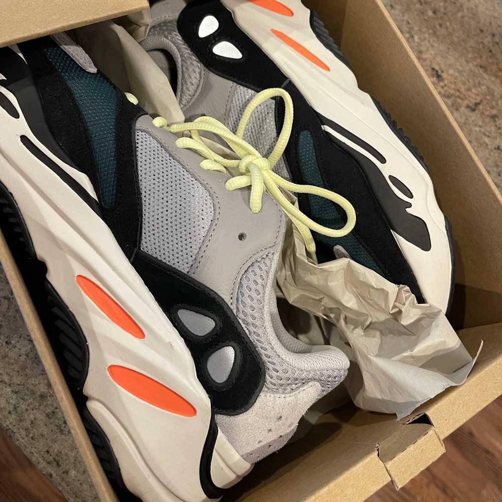⛔️SOLD⛔️💯authentic yeezy boost wave runner 700